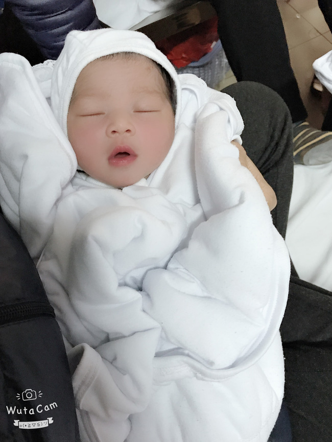 Bức ảnh mẹ chồng chăm sóc con dâu đi đẻ gây bão mạng xã hội với hơn 31.000 like, nhìn ánh mắt ghen tị của mọi người xung quanh cũng đủ biết chị vợ số hưởng thế nào!-2