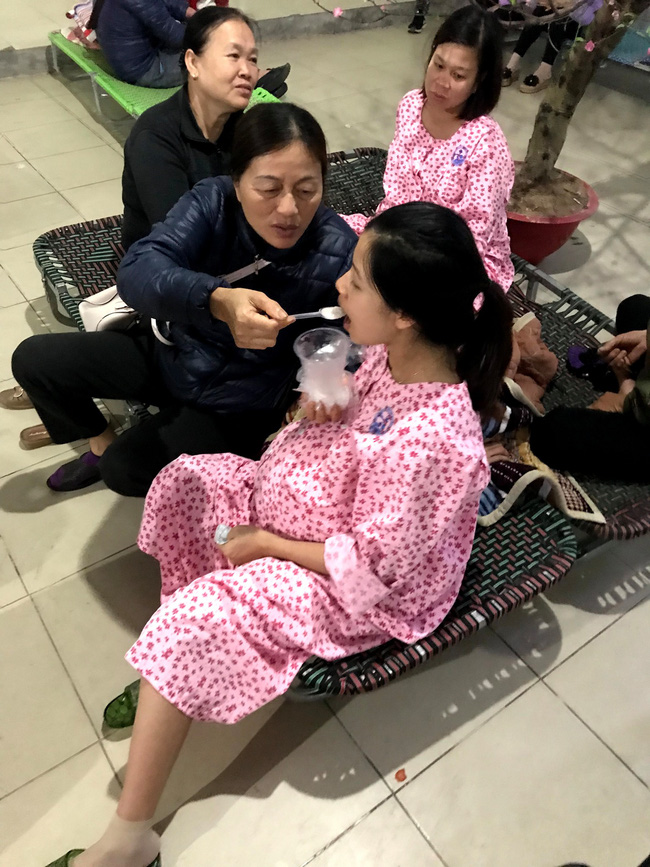 Bức ảnh mẹ chồng chăm sóc con dâu đi đẻ gây bão mạng xã hội với hơn 31.000 like, nhìn ánh mắt ghen tị của mọi người xung quanh cũng đủ biết chị vợ số hưởng thế nào!-1