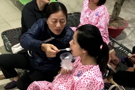 Bức ảnh mẹ chồng chăm sóc con dâu đi đẻ gây 