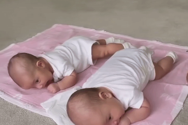 Hồ Ngọc Hà khoe ảnh Kim Lý ngày bé, hóa ra cặp sinh đôi Leon và Lisa có một điểm di truyền rõ nét từ bố-6