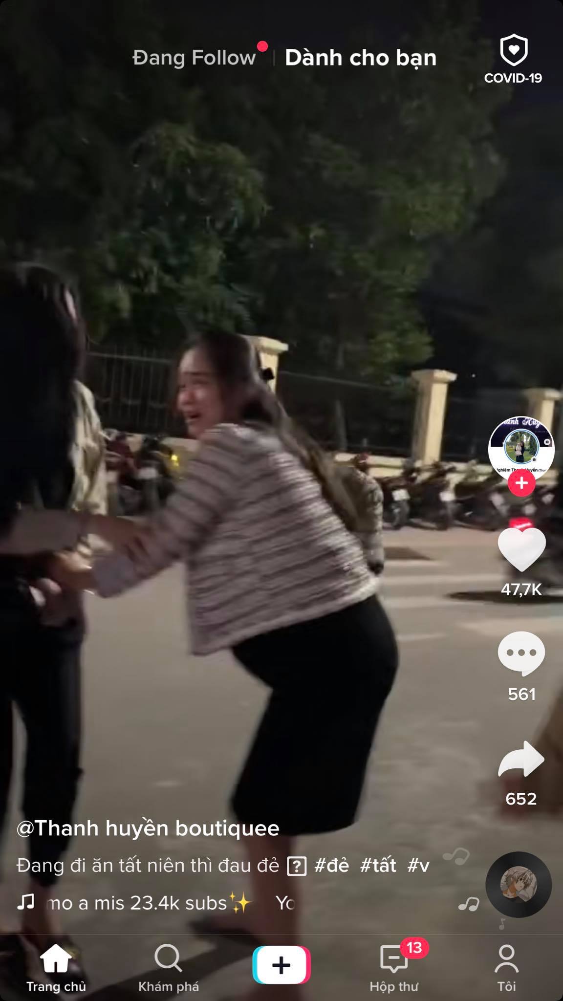 Cô gái đang tưng bừng trong tiệc tất niên thì đau đẻ, được hội bạn hộ tống đi viện nhưng vẫn cười ra nước mắt vì bị troll theo cách không ai ngờ!-1