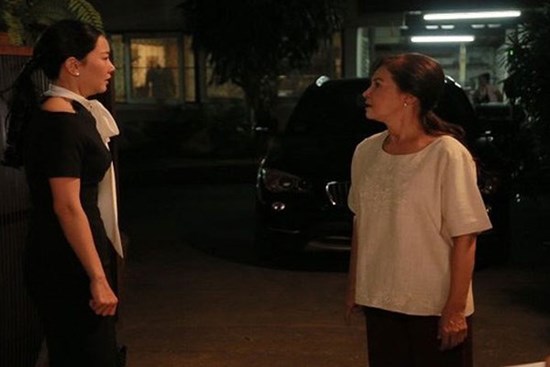 Chồng dắt đi ăn nhà hàng sang chảnh, vừa nhìn bác gái dọn vệ sinh tôi lập tức ly hôn