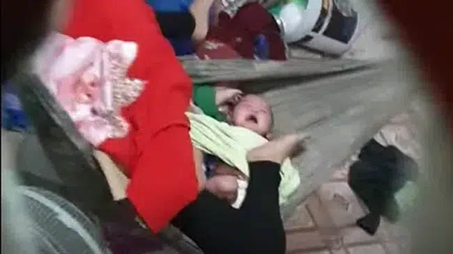 Clip xót xa: Người mẹ biểu hiện bất thường liên tục gào thét, đạp tới tấp vào 2 bé sinh đôi đang khóc đến lạc giọng-1