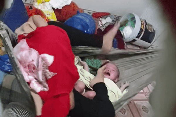 Vụ mẹ biểu hiện bất thường, đạp tới tấp vào 2 con sinh đôi ở Bình Dương: Người mẹ có bệnh lý, công an phải phá cửa giải cứu-2