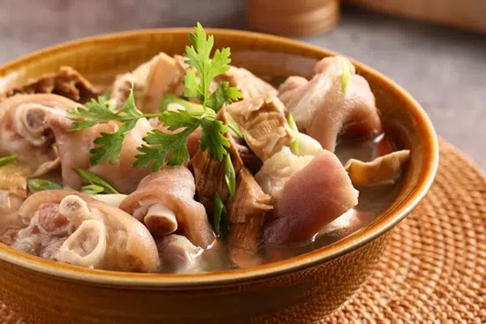 Canh măng - chân giò là món ăn không thể thiếu mỗi dịp Tết đến, chị em muốn nấu ngon cần nằm lòng các thao tác sau đây!