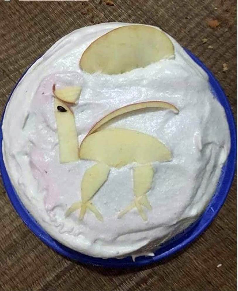 Chú tốt bụng làm bánh sinh nhật tặng cháu nhưng lại có gì đó sai sai khiến 2 đứa trẻ không nặn nổi nụ cười, mặt căng thẳng khi thổi nến!-1