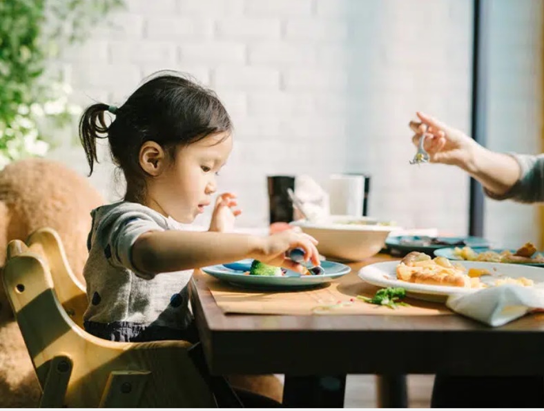 Cô bé 6 tuổi cao 1m15 rồi dậm chân tại chỗ, thủ phạm do chính thói quen của mẹ đã hại con-1