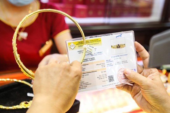 Giá vàng sụt giảm, giới đầu tư đánh cược vào đồng bạc xanh