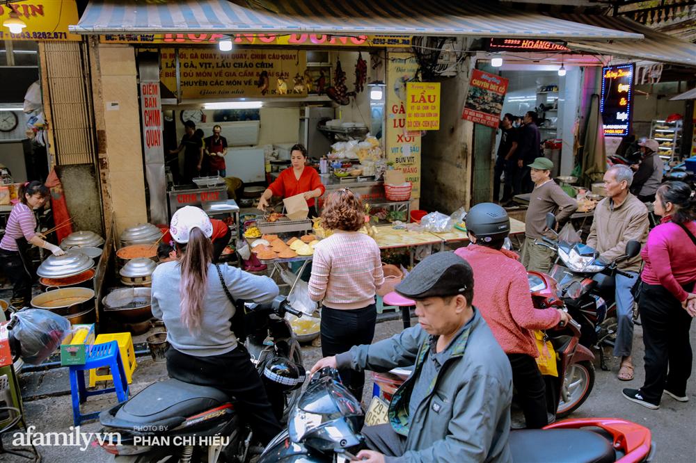 Đến chợ nhà giàu dịp cận Tết, choáng với con gà giá NỬA TRIỆU nhưng chị em vẫn quyết săn cho bằng được-1