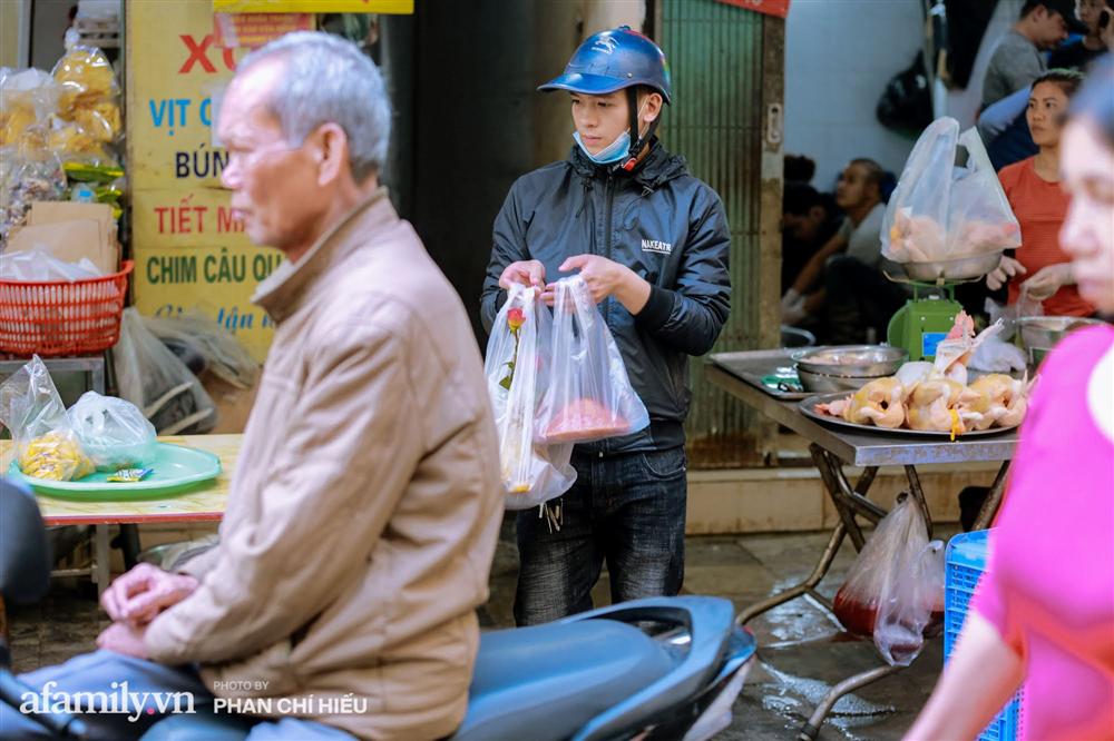 Đến chợ nhà giàu dịp cận Tết, choáng với con gà giá NỬA TRIỆU nhưng chị em vẫn quyết săn cho bằng được-10