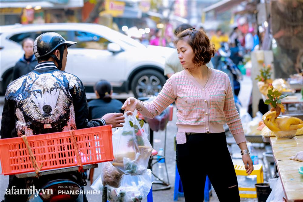 Đến chợ nhà giàu dịp cận Tết, choáng với con gà giá NỬA TRIỆU nhưng chị em vẫn quyết săn cho bằng được-12