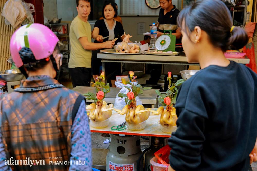 Đến chợ nhà giàu dịp cận Tết, choáng với con gà giá NỬA TRIỆU nhưng chị em vẫn quyết săn cho bằng được-4