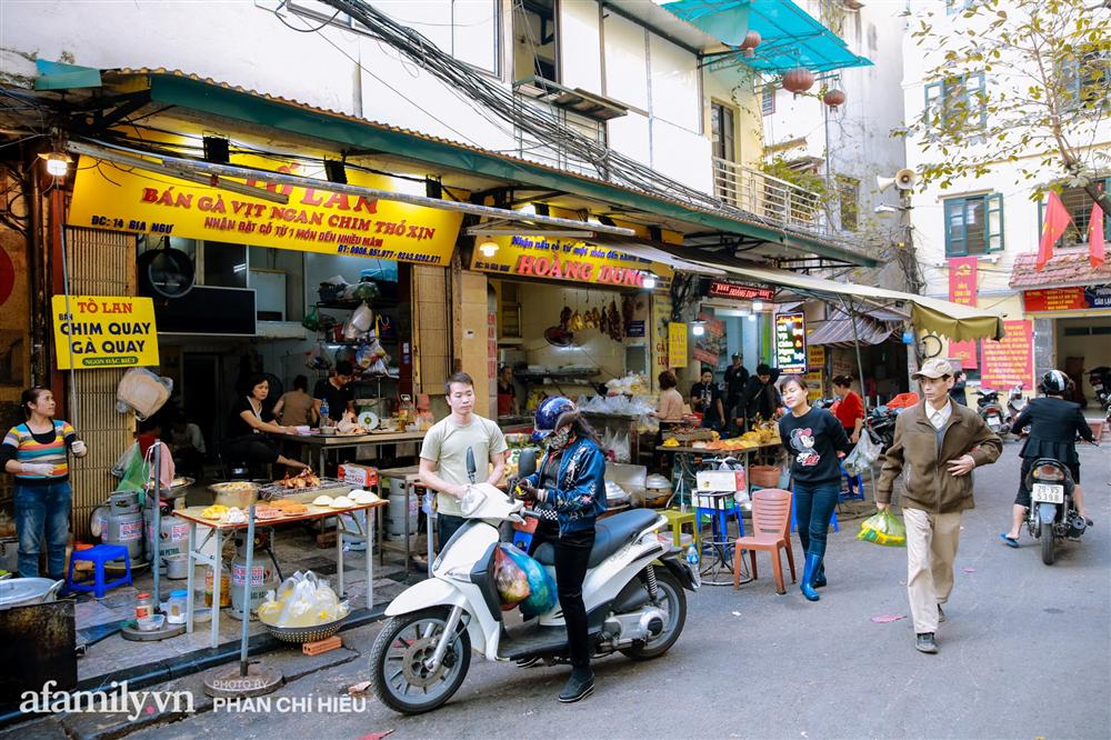 Đến chợ nhà giàu dịp cận Tết, choáng với con gà giá NỬA TRIỆU nhưng chị em vẫn quyết săn cho bằng được-5