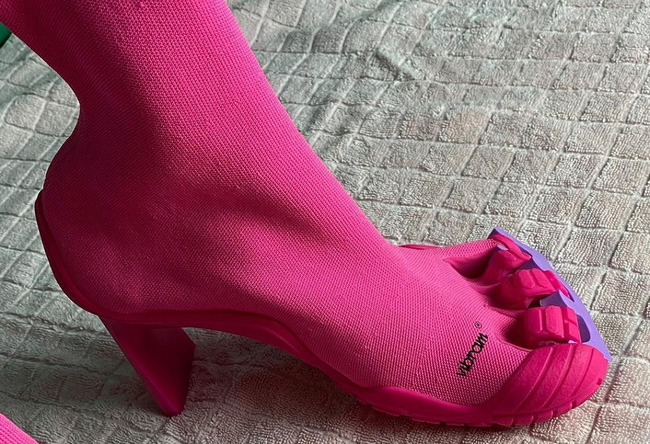 Trình làng đôi boots chóe giá 30 triệu, hãng giày Balenciaga khiến dân mạng cười ngặt nghẽo: Khác gì găng tay rửa bát màu hồng không?-1