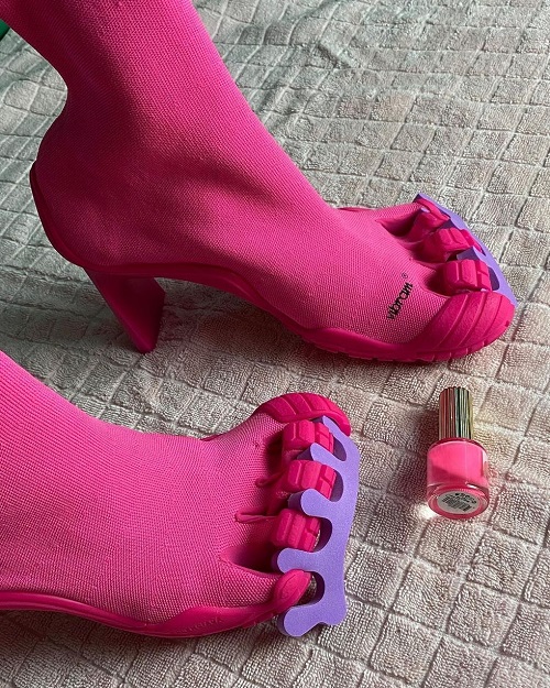 Trình làng đôi boots chóe giá 30 triệu, hãng giày Balenciaga khiến dân mạng cười ngặt nghẽo: Khác gì găng tay rửa bát màu hồng không?-2