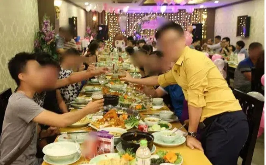 Làm bạn với người yêu cũ và cái kết muối mặt trong buổi họp lớp, phản ứng cùng tuyên ngôn của cô bạn gái quả là chất lượng-2