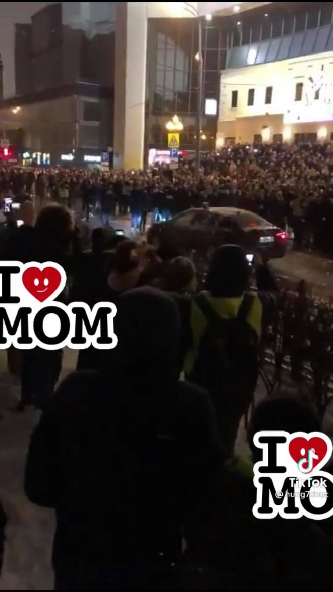 Xuất hiện clip antifan bao vây ném đá ô tô của Hải Tú, thực hư thế nào?-1