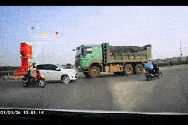 Đạp xe ngược chiều, người phụ nữ thoát chết trước đầu ôtô-1