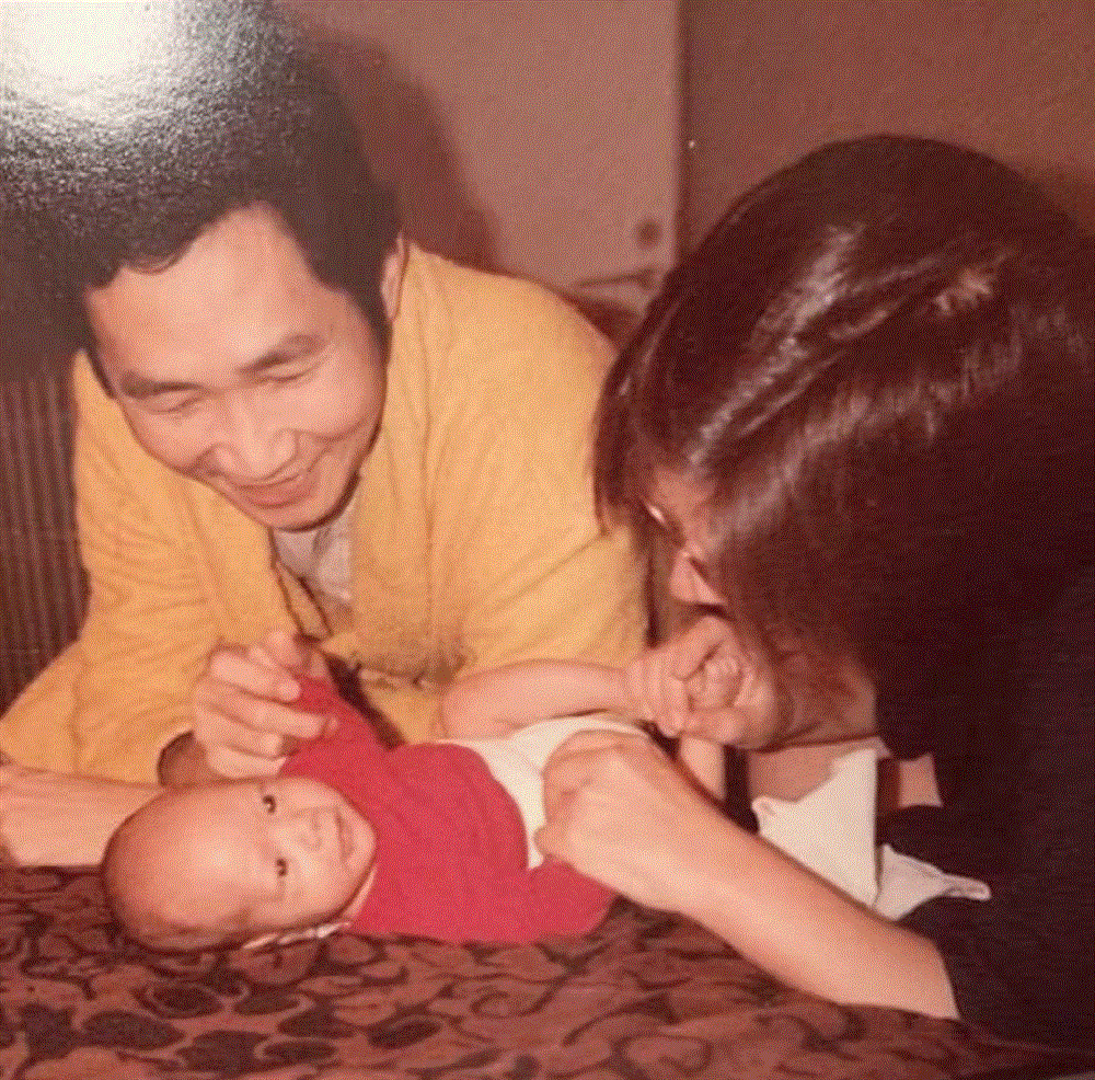 Hồ Ngọc Hà khoe ảnh Kim Lý ngày bé, hóa ra cặp sinh đôi Leon và Lisa có một điểm di truyền rõ nét từ bố-1