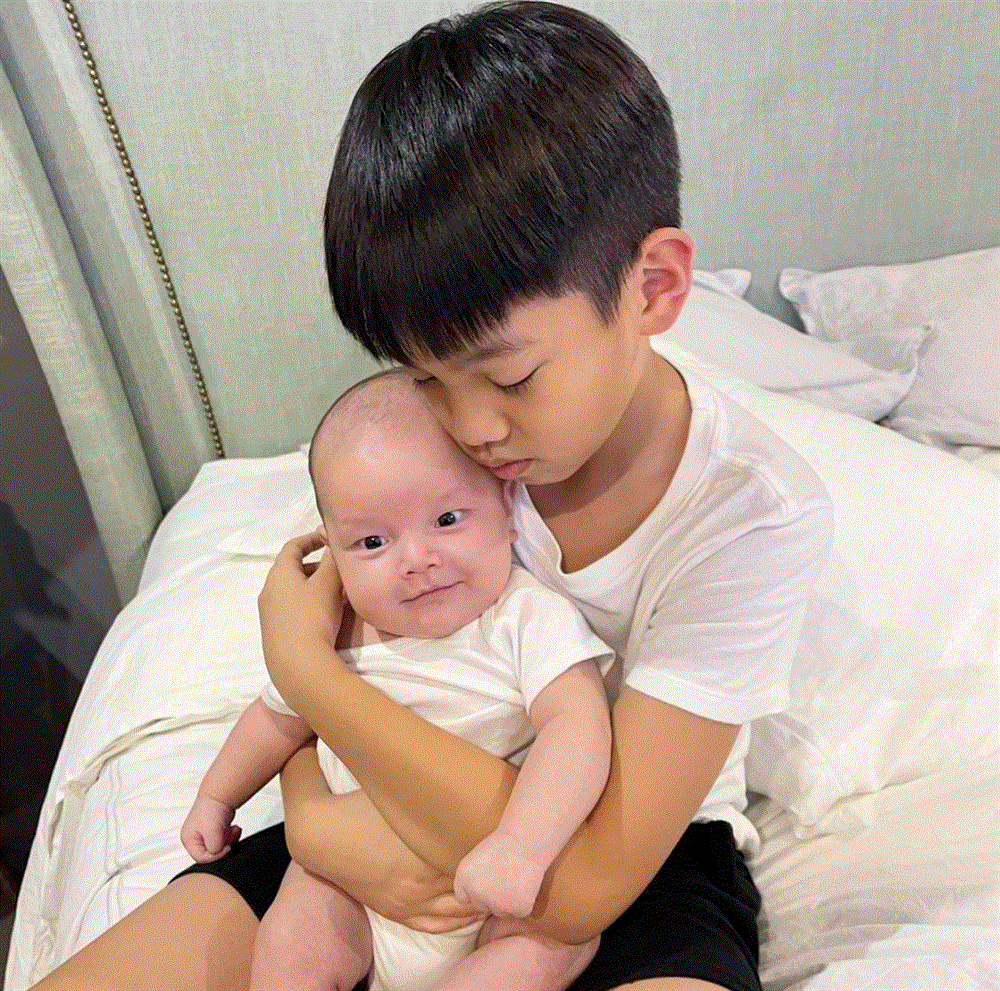 Hồ Ngọc Hà khoe ảnh Kim Lý ngày bé, hóa ra cặp sinh đôi Leon và Lisa có một điểm di truyền rõ nét từ bố-5