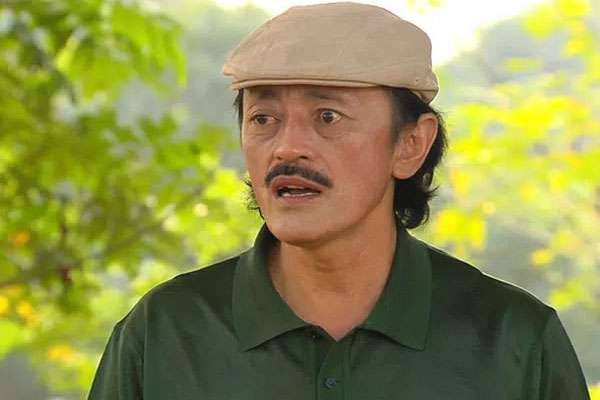 Nghệ sĩ Giang Còi gây hoang mang khi lái xe mà tay vẫn truyền nước-5