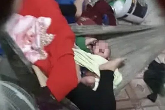 Vụ mẹ biểu hiện bất thường, đạp tới tấp vào 2 con sinh đôi ở Bình Dương: Người mẹ có bệnh lý, công an phải phá cửa giải cứu