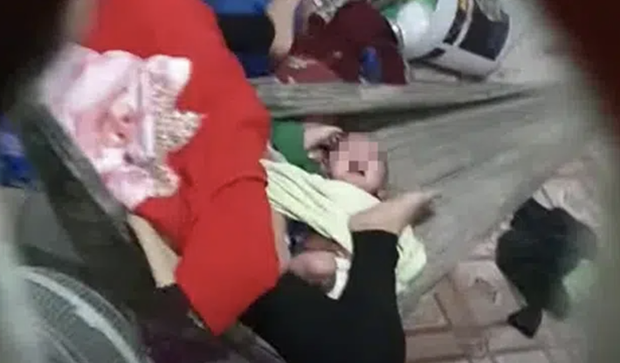 Vụ mẹ biểu hiện bất thường, đạp tới tấp vào 2 con sinh đôi ở Bình Dương: Người mẹ có bệnh lý, công an phải phá cửa giải cứu-1