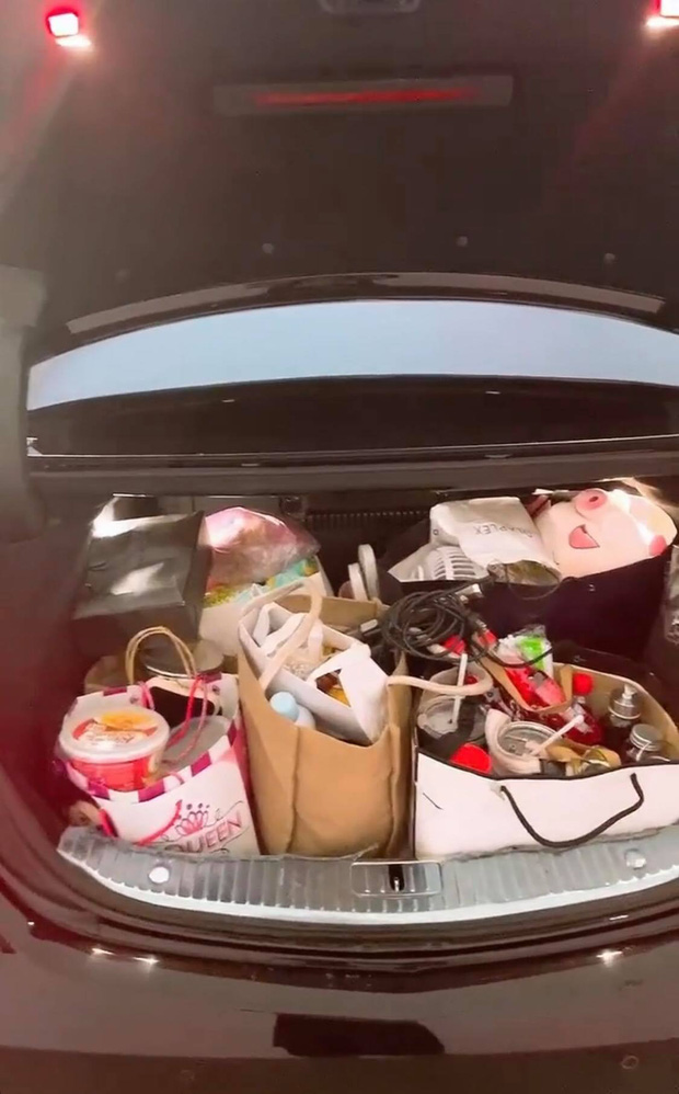 Trợ lý Thuý Kiều hé lộ cốp xe của Ngọc Trinh mỗi lần đi quay, choáng luôn vì trông như cái tạp hoá!-1