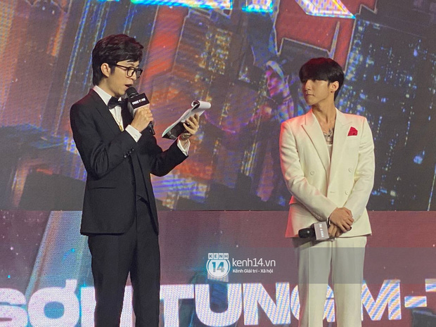 Thánh soi phát hiện Sơn Tùng tháo đồng hồ đôi với Thiều Bảo Trâm, thay thế bằng vòng đôi với Hải Tú tại sự kiện?-4