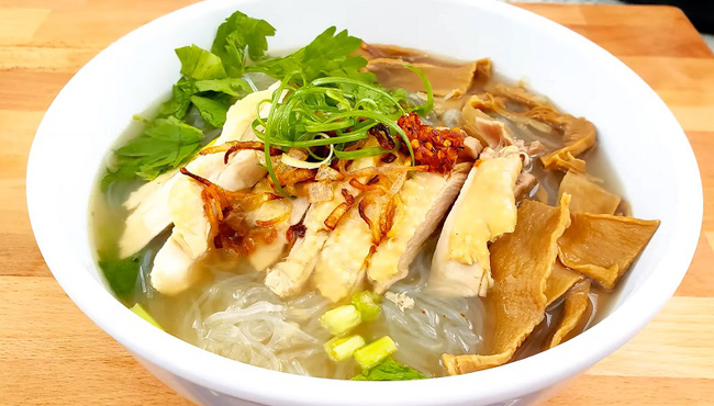 Để cân nặng không tăng vùn vụt sau Tết, ăn miến là lựa chọn hoàn hảo: Nấu nhanh, tận dụng được cả thịt gà và canh măng có sẵn!-1