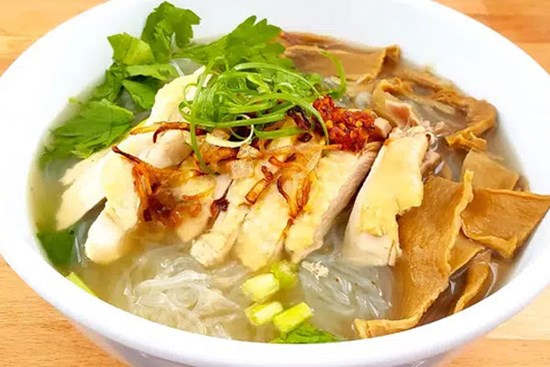 Để cân nặng không tăng vùn vụt sau Tết, ăn miến là lựa chọn hoàn hảo: Nấu nhanh, tận dụng được cả thịt gà và canh măng có sẵn!