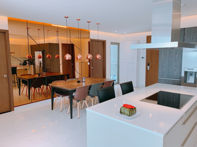 Nhà của Dương Khắc Linh - Sara Lưu: Phòng khách trưng hoa bắt mắt, gian bếp đắt đỏ chiếm gần một nửa giá mua nhà-4