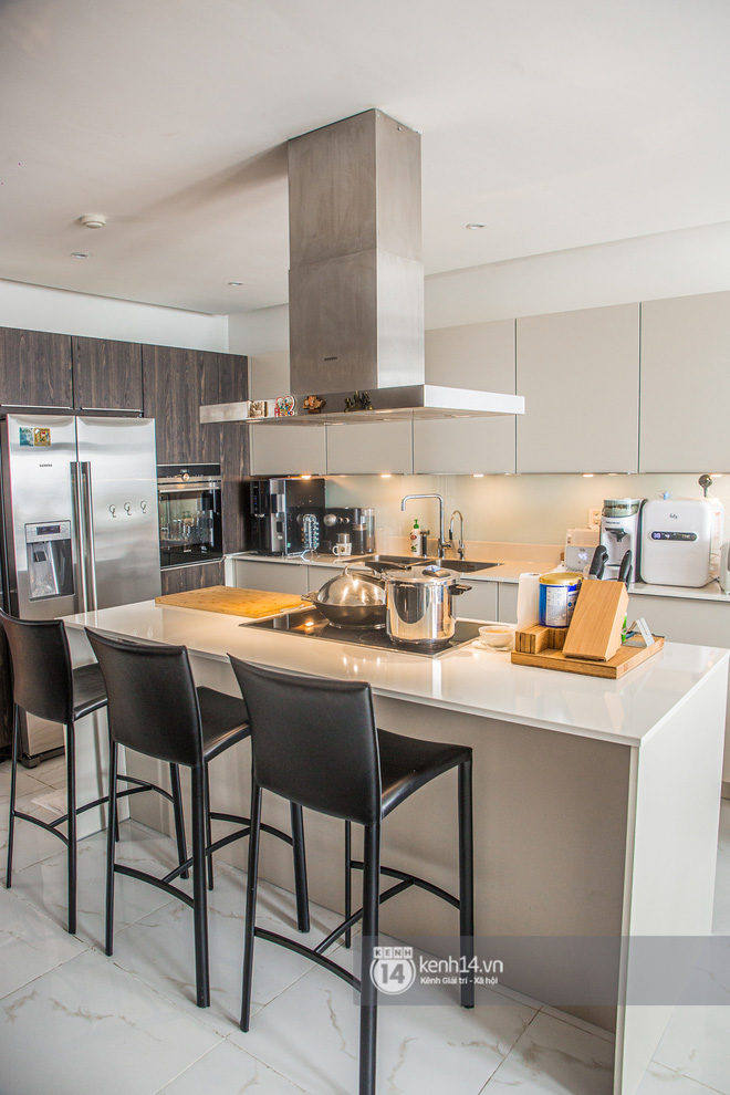 Nhà của Dương Khắc Linh - Sara Lưu: Phòng khách trưng hoa bắt mắt, gian bếp đắt đỏ chiếm gần một nửa giá mua nhà-12