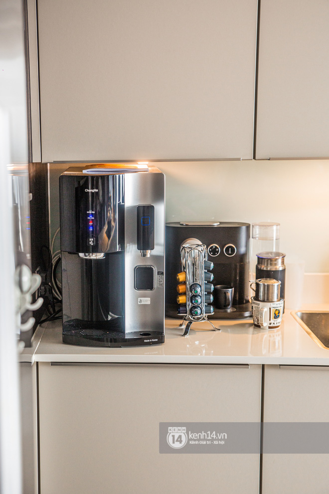 Nhà của Dương Khắc Linh - Sara Lưu: Phòng khách trưng hoa bắt mắt, gian bếp đắt đỏ chiếm gần một nửa giá mua nhà-16