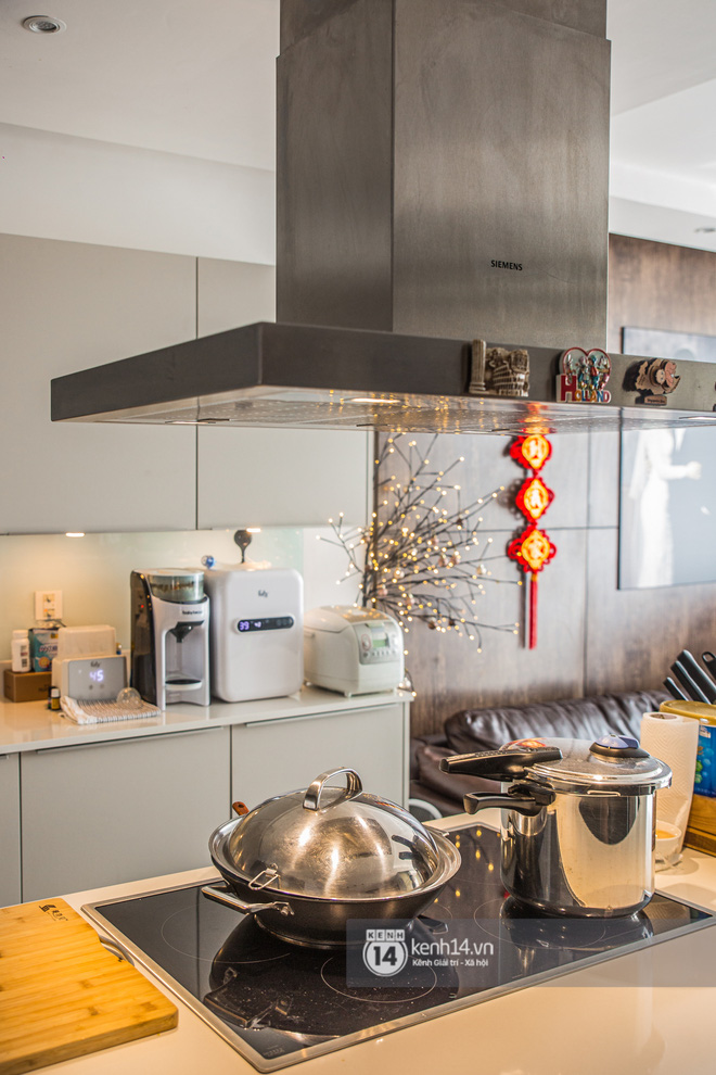 Nhà của Dương Khắc Linh - Sara Lưu: Phòng khách trưng hoa bắt mắt, gian bếp đắt đỏ chiếm gần một nửa giá mua nhà-18