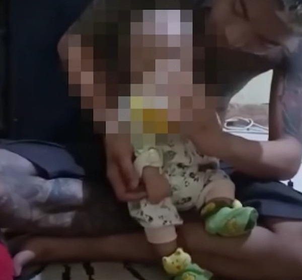 MXH dậy sóng với đoạn clip người đàn ông cho em bé 4 tháng tuổi uống sữa trộn bia và nước ngọt, lời khai tại đồn cảnh sát càng gây phẫn nộ-2