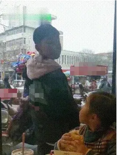 2 đứa trẻ cùng đến quán gà rán, nhưng khi nhìn sang bé trai, ai nấy lập tức chê trách cách dạy con của bố mẹ-1