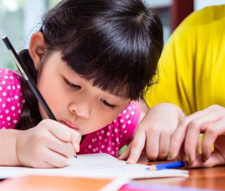 2 đứa trẻ cùng đến quán gà rán, nhưng khi nhìn sang bé trai, ai nấy lập tức chê trách cách dạy con của bố mẹ-3