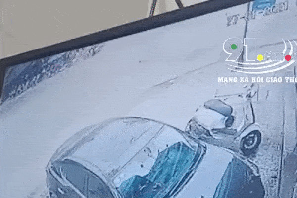 CLIP: Khoảnh khắc ô tô húc người đi xe máy lộn một vòng kinh hoàng trên không trung