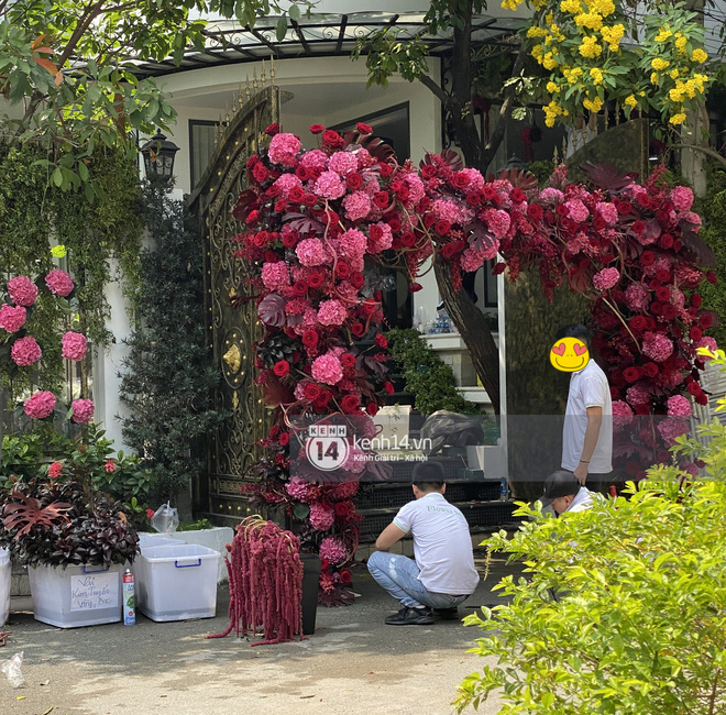 Đám cưới Phan Thành - Primmy Trương: Nhà gái dựng cổng hoa tươi hoành tráng trước biệt thự to đùng vật vã-3