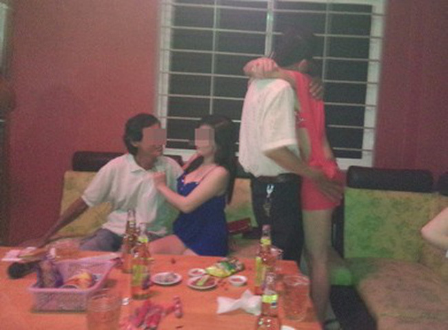 Karaoke tay vịn mà dân mạng đang bàn tán xôn xao là dịch vụ gì?-8