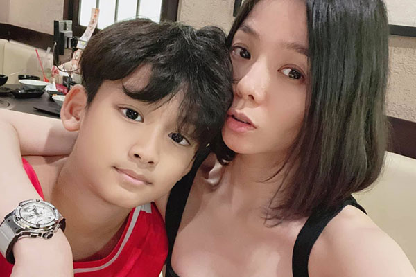 Diễm Hương làm bạn cùng con từ điều đơn giản nhất, thêm hành động nhân văn này khiến hoa hậu được khen khéo dạy con-8