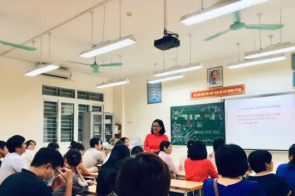 Bị cô giáo gọi bằng cái tên thiếu tế nhị giữa buổi họp phụ huynh, người mẹ nói lại vài câu khiến ai có mặt đều lặng người-4