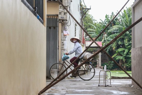 Phong tỏa một ngõ ở quận Tây Hồ do có ca nghi mắc Covid-19