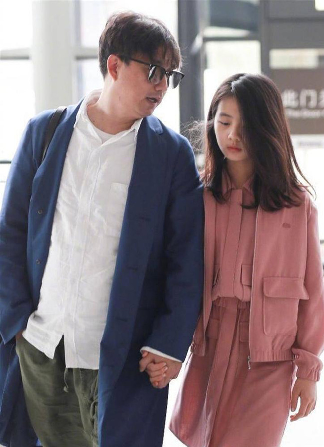 Vì một bức ảnh với góc ngồi không thể chấp nhận được của con gái đăng trên tạp chí, ông bố soái ca bị chỉ trích quá nuông chiều làm hư con-1