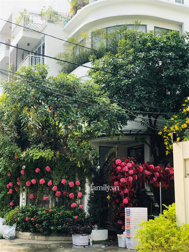 Primmy Trương sử dụng loại hoa cực lạ không có ở Việt Nam làm cổng hoa chuẩn bị cho hôn lễ ngày mai, nhưng tại nhà riêng của đại gia Phan Thành vẫn im lặng như tờ-1