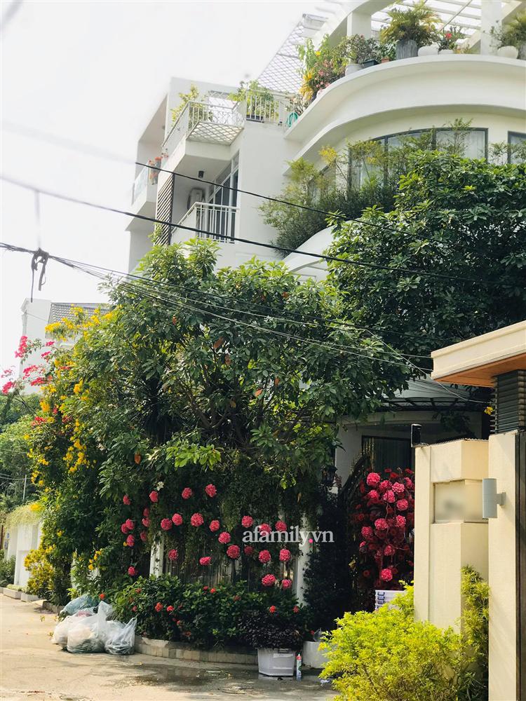 Primmy Trương sử dụng loại hoa cực lạ không có ở Việt Nam làm cổng hoa chuẩn bị cho hôn lễ ngày mai, nhưng tại nhà riêng của đại gia Phan Thành vẫn im lặng như tờ-2