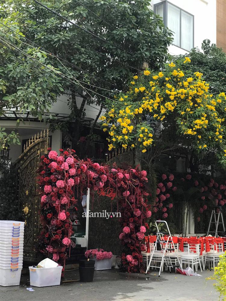 Primmy Trương sử dụng loại hoa cực lạ không có ở Việt Nam làm cổng hoa chuẩn bị cho hôn lễ ngày mai, nhưng tại nhà riêng của đại gia Phan Thành vẫn im lặng như tờ-3