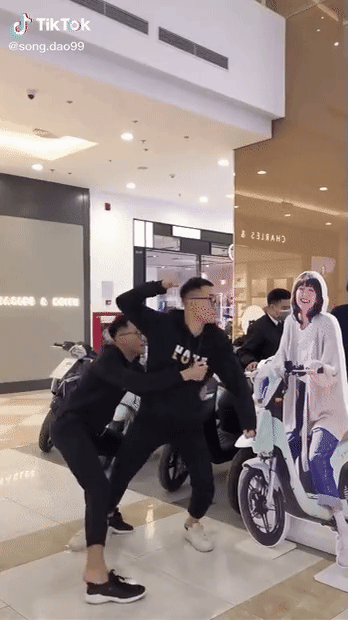 Clip gây phẫn nộ đạt hơn 2 triệu view: Antifan có hành động thiếu tôn trọng với hình ảnh Hải Tú trong MV Sơn Tùng M-TP-1