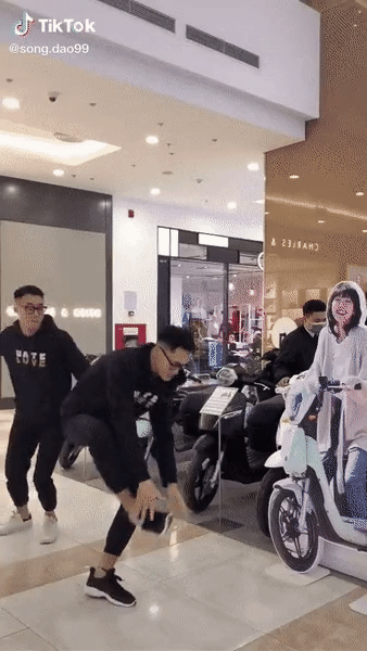 Clip gây phẫn nộ đạt hơn 2 triệu view: Antifan có hành động thiếu tôn trọng với hình ảnh Hải Tú trong MV Sơn Tùng M-TP-2